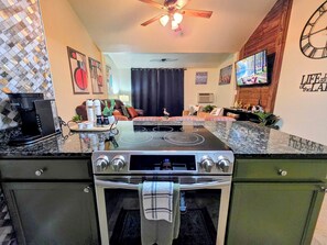 Fridge, microwave, oven, stovetop - Clearwater Lake Escape (Hot Springs, AR)