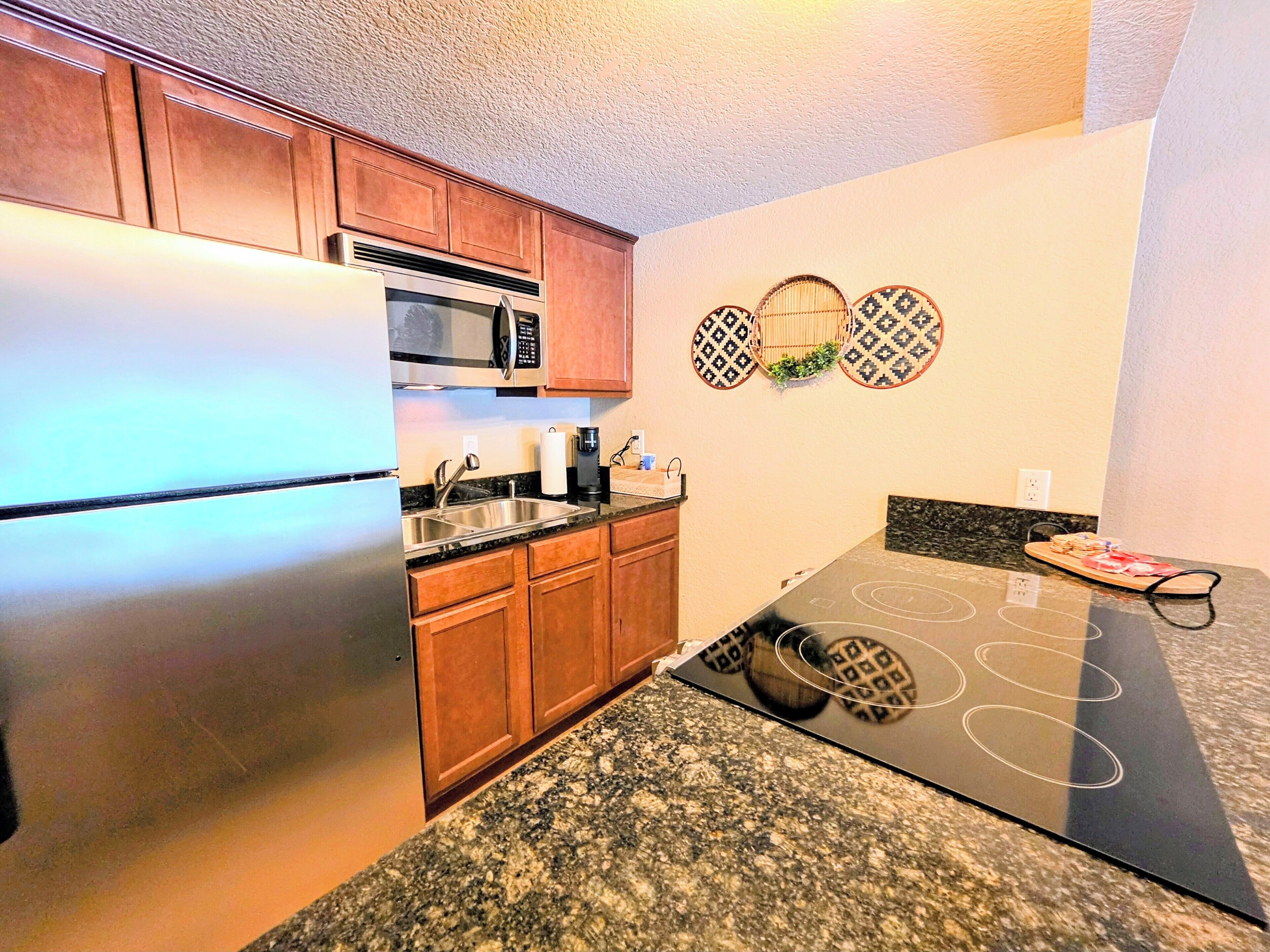 Refrigerador, microondas, horno y parrilla de estufa 