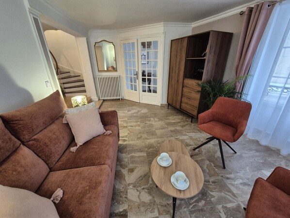 TV - Bleautiful Diane : private apartment (Fontainebleau)