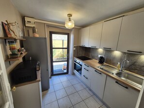 ثلاجة، ميكروويف، فرن، غسالة أطباق