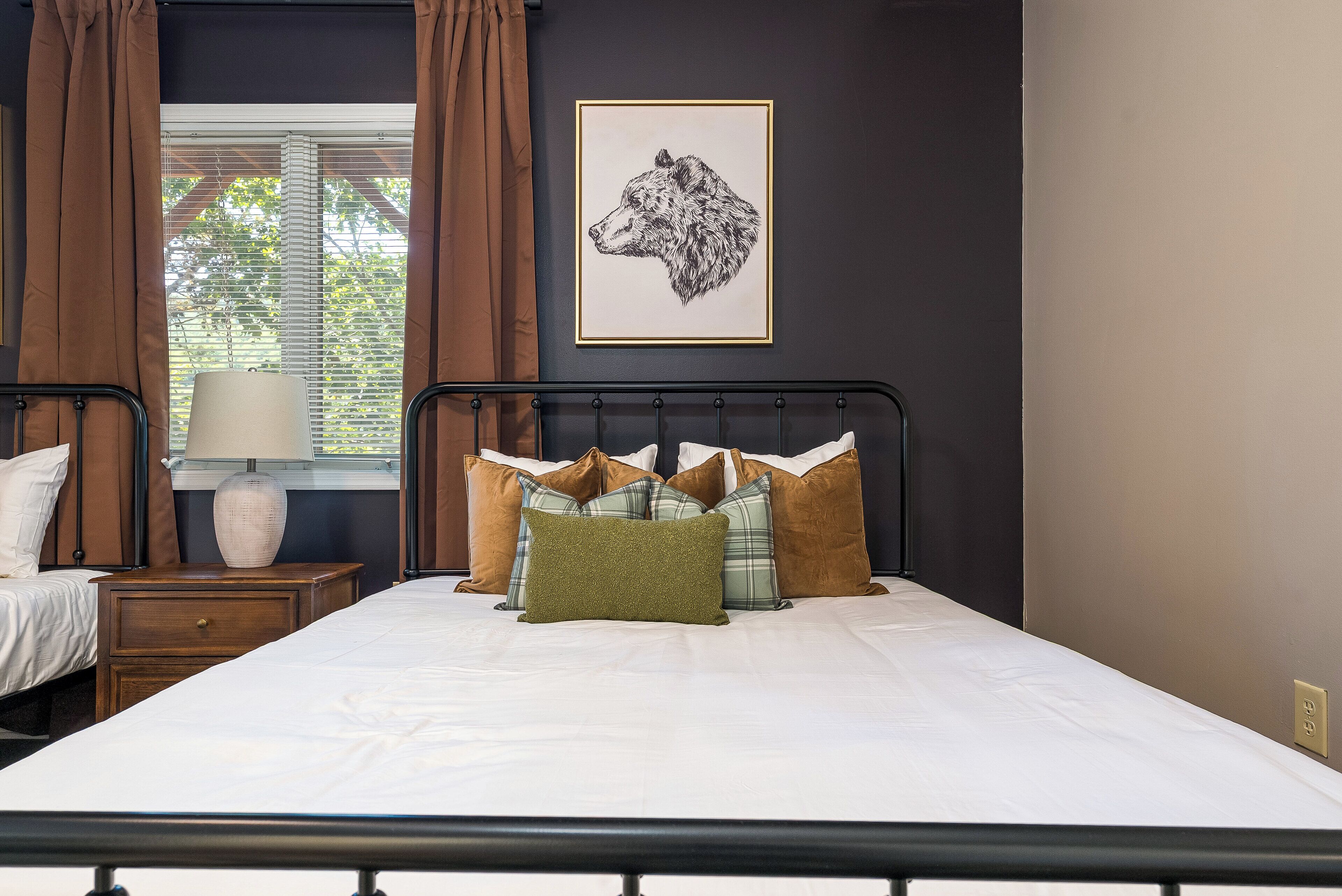 7 bedrooms, iron/ironing board, WiFi, bed sheets