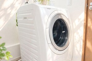 Una lavadora de carga frontal en un cuarto de lavado.