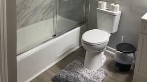 Håndklær og toalettpapir