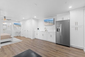 House, 1 King Bed with Sofa bed (Flip Flop North Studio) | Interior - Flip Flop North Studio (New Smyrna Beach)