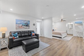 House, 1 King Bed with Sofa bed (Flip Flop North Studio) | 1 bedroom