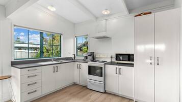 Refrigerador, microondas, cafetera y tetera y tostadora