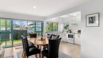 Frigorífico, microondas, cafetera o tetera y tostadora