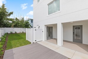 House, 1 King Bed with Sofa bed (Flip Flop South Studio) | Exterior