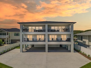 House, 1 King Bed with Sofa bed (Flip Flop South Studio) | Exterior