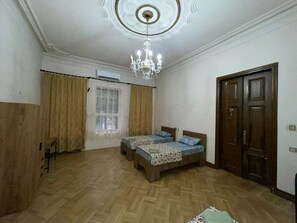 3 habitaciones, tabla de planchar con plancha, wifi y ropa de cama 