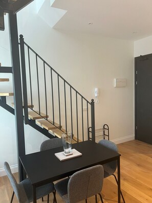 Dining - Rooftop Apartment on Town Centre High Street (Basingstoke)