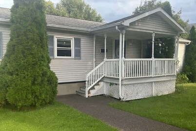 Charming 2-bedroom house in fabulous Kingston close to everything