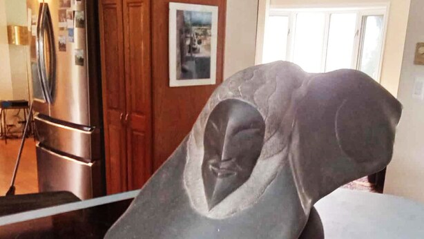 Eine Skulptur auf einer Küchenarbeitsplatte.