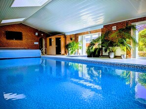 Indoor pool, a heated pool - Aberfall | Luxury Retreat. Indoor Heated Pool Hot Tub Saunas Gym Cinema Grounds (Goxhill)