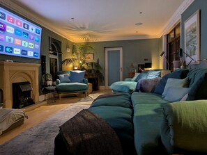 TV connectée, cheminée, jeux vidéo, lecteur de DVD