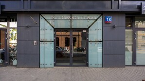 The entrance to a building with a sign reading "Manufaktur Praask". - Praga Apt - Parking, Terrace - by Rentujemy (Warszawa)