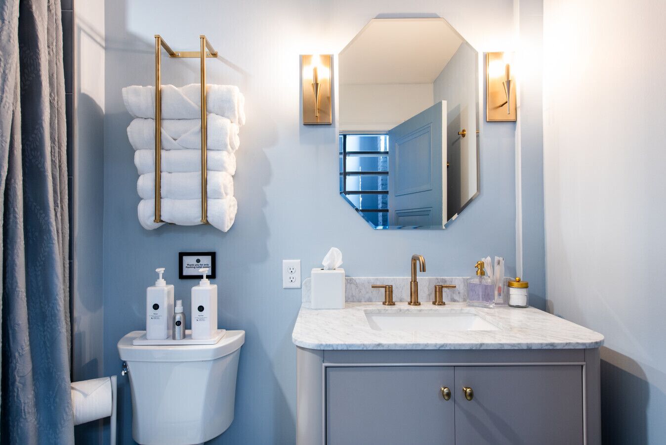 Een douche,  milieuvriendelijk toiletgerief, een haardroger, handdoeken