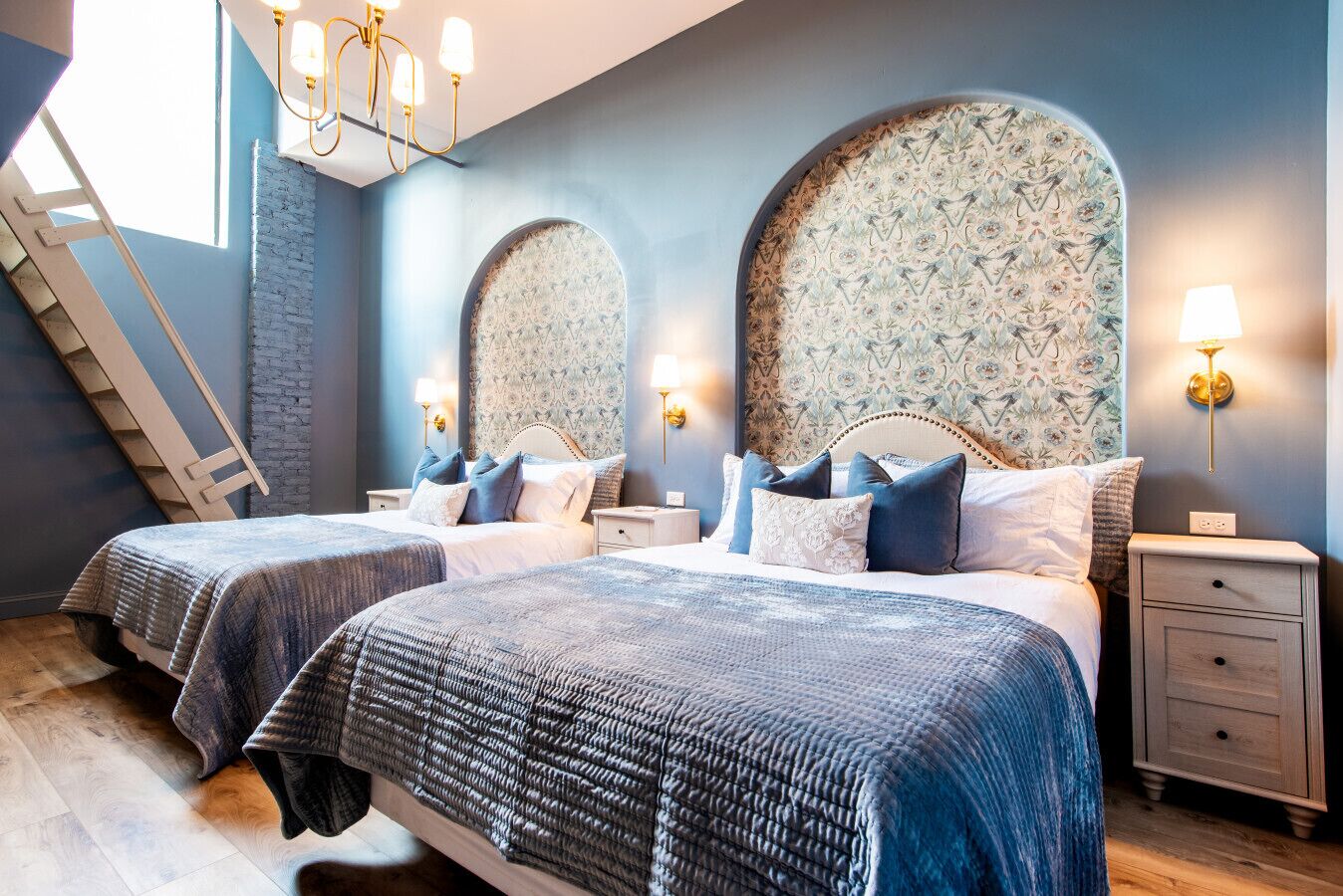 2 dormitorios, escritorio, tabla de planchar con plancha y cuna de viaje