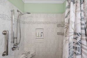Haartrockner, Handtücher, Seife, Shampoo