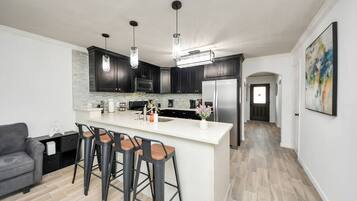 Geladeira, micro-ondas, fogão, cooktop