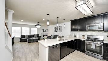 Geladeira, micro-ondas, fogão, cooktop