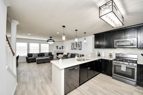 East Houston House with Pool near Downtown