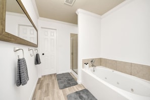 Hair dryer, towels - East Houston House with Pool near Downtown (Houston)