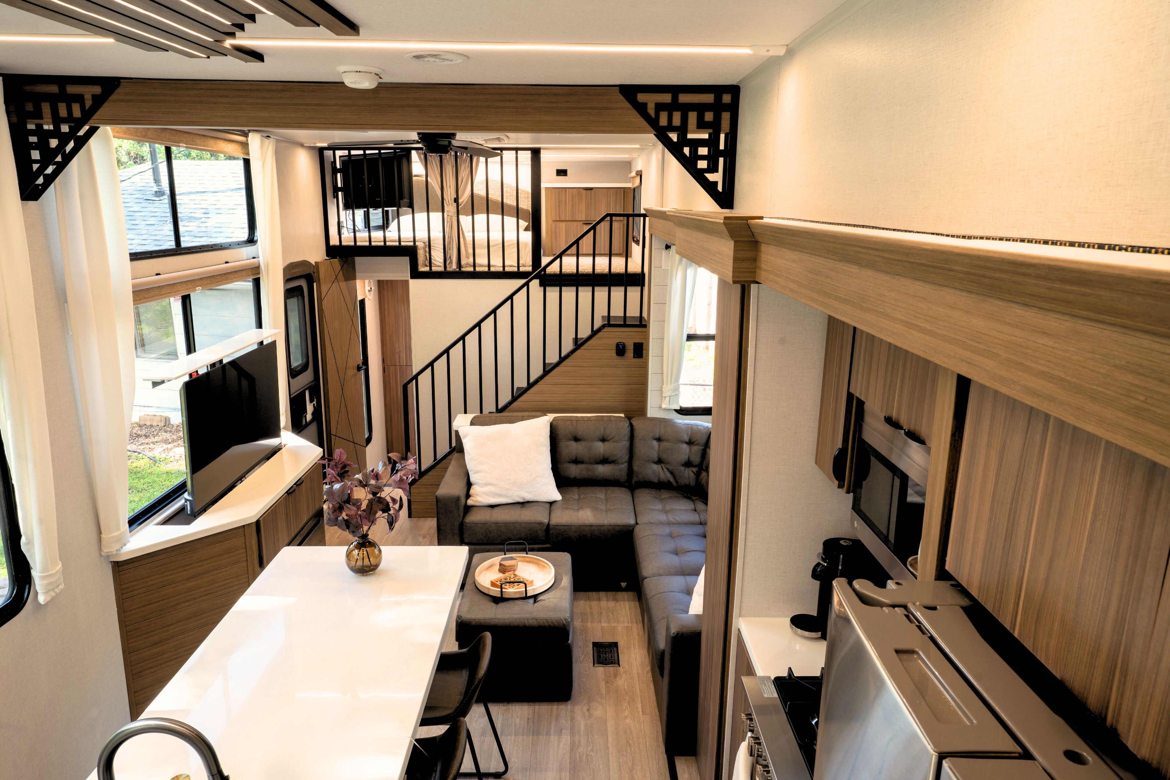 Una Smart TV, una chimenea, un reproductor estéreo