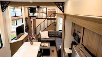 Smart TV, chimenea y estéreo