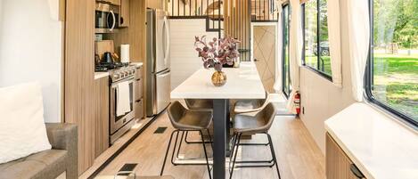 Micro-ondes, four, plaque de cuisson, cafetiĂšre/bouilloire