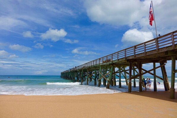 Una playa cerca, toallas de playa
