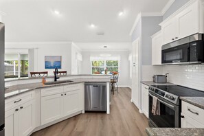 Refrigerador, microondas, horno, placa de cocina