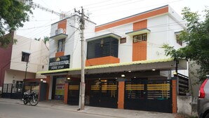 Edificio de dos pisos con un letrero que dice 'Aishwarya Home Stay'.