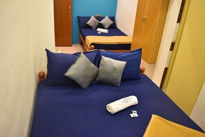 Standaard driepersoonskamer | Een kluis op de kamer, geluiddichte muren, een strijkplank/strijkijzer
