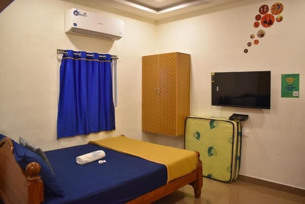 In-room safe, soundproofing, iron/ironing board, free WiFi