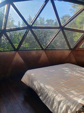 1 bedroom, bed sheets