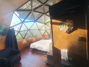 1 bedroom, bed sheets