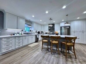 Frigorífic, microones, forn i placa de cuina 