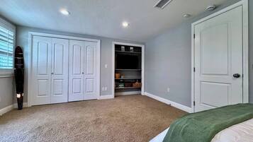 3 bedrooms, desk, iron/ironing board, WiFi