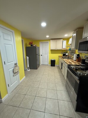 Microondas, horno, placa de cocina
