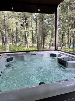 Outdoor spa tub