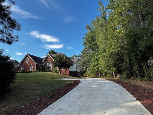 2-bedroom apartment  Loganville with AC, fitness room, bar area