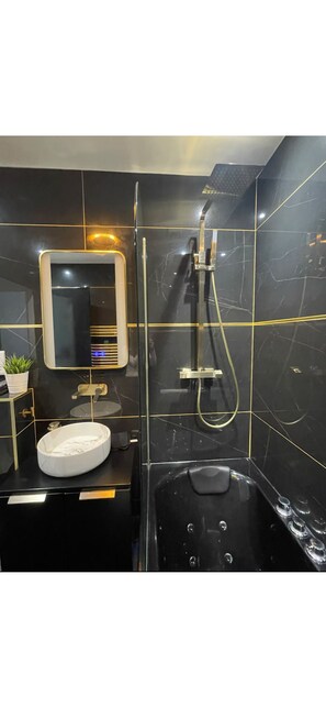 Haartrockner, Bidet, Handtücher, Seife