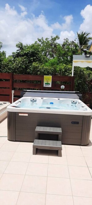 Bain à remous extérieur
