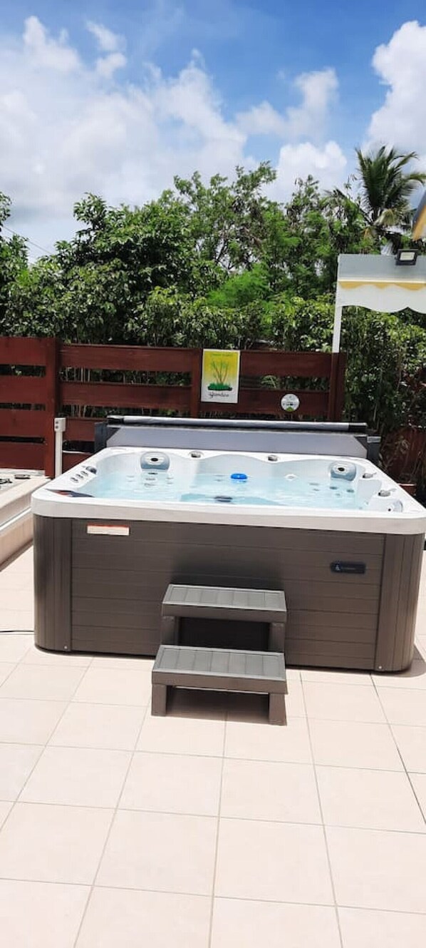 Outdoor spa tub