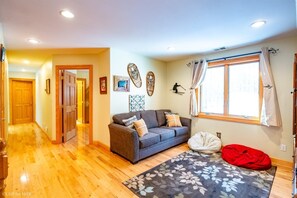 TV, fireplace, DVD player - Fiddlehead - 423 Bobcat Road (Davis)