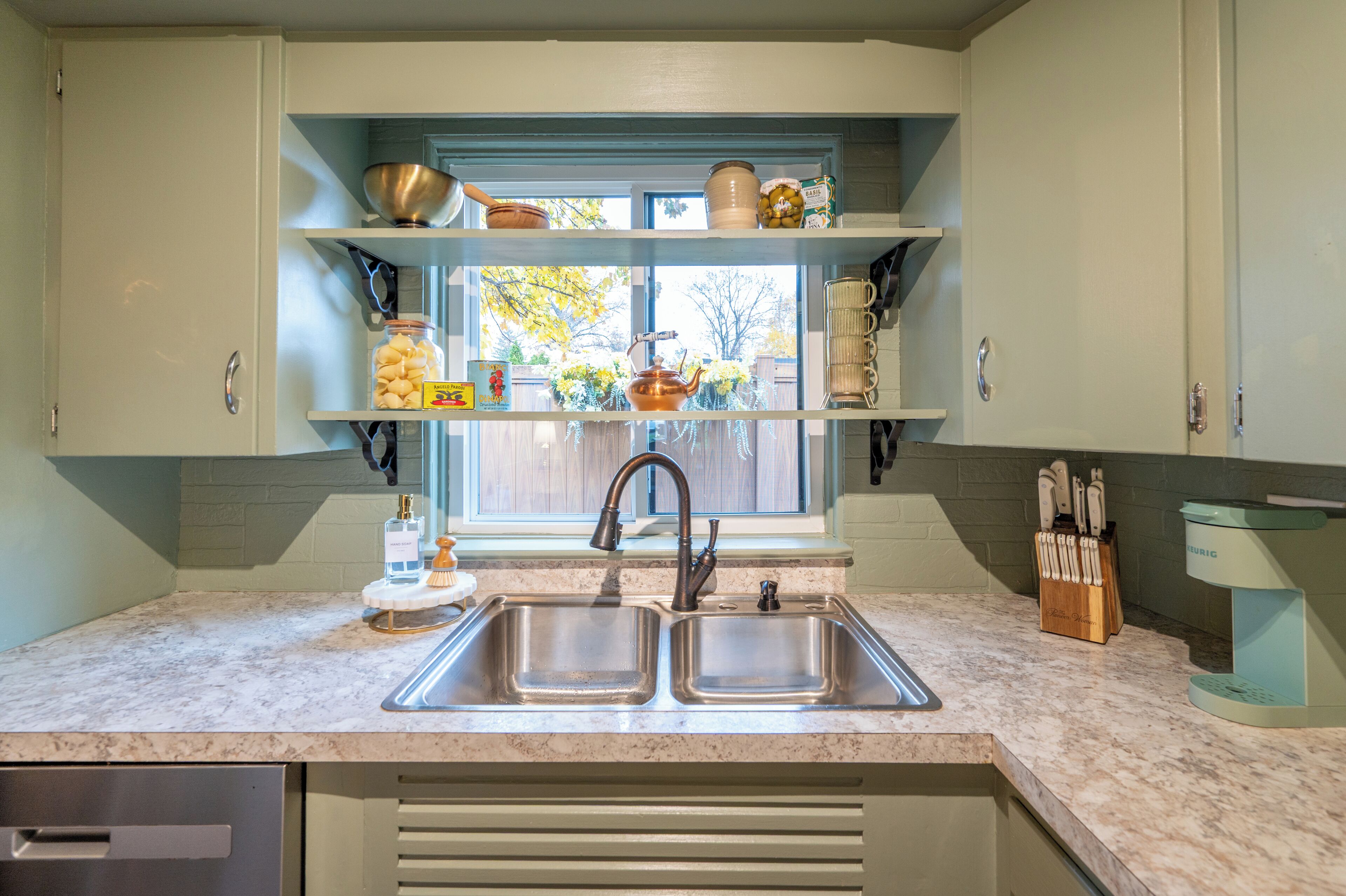 Microondas, horno, parrilla de estufa y lavavajillas 