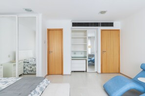 Apartamento conforto, vista para a cidade | Cortinas blackout, ferros/tábuas de passar roupa, Wi-Fi de cortesia