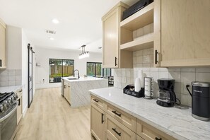 Fridge, microwave, oven, stovetop - Prime Houston Getaway w/ Pool – Near Downtown (Houston)