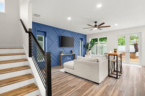 TV - New-build 4-bedroom Bungalow with Hot Tub near Downtown Tampa! (Tampa)